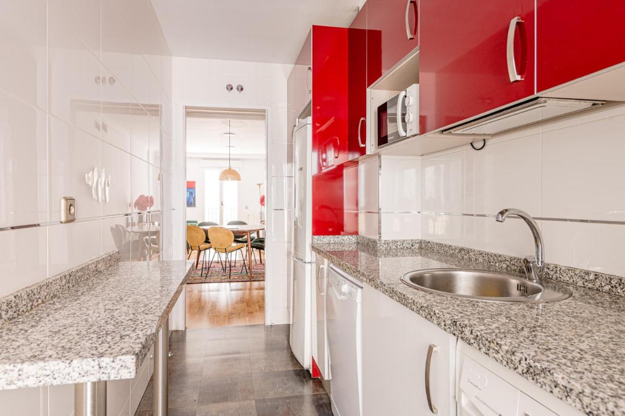 Apartment Spacious And Great With Swimming Pool In The Center Of By Sharingco. *