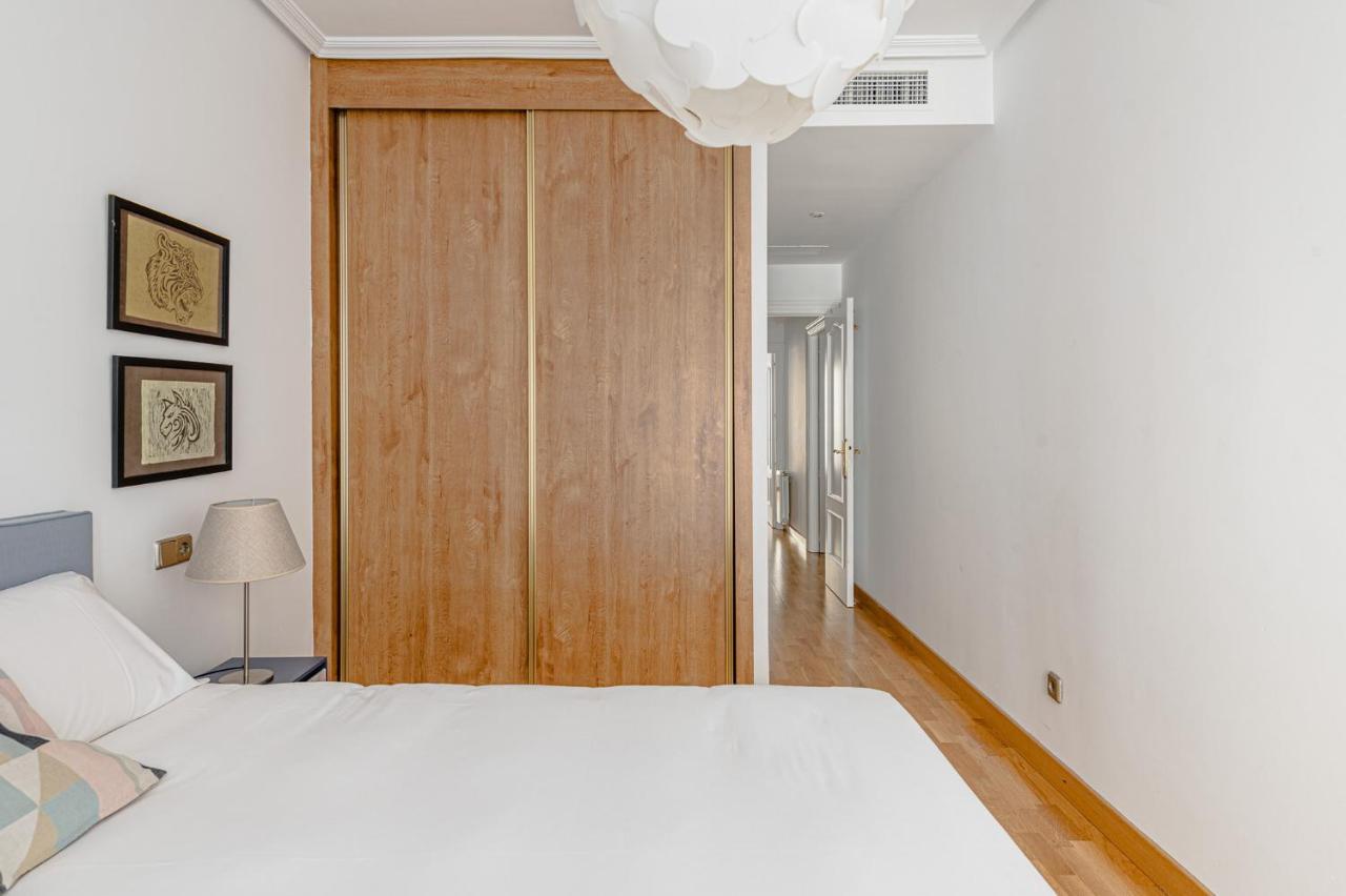Apartment Spacious And Great With Swimming Pool In The Center Of By Sharingco. *
